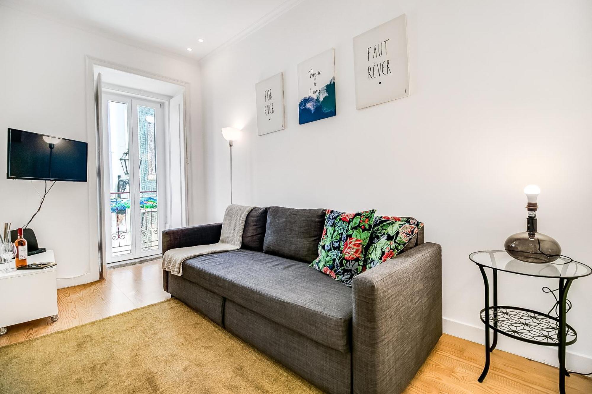 157 A - Charming Santos Wpatio * Lisbon
