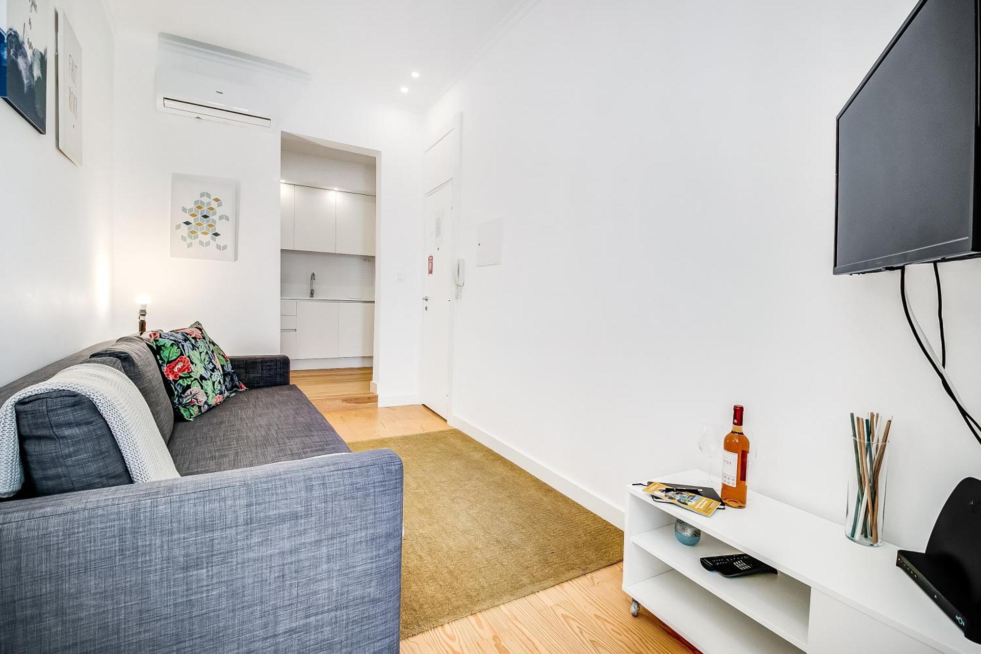 157 A - Charming Santos Wpatio * Lisbon
