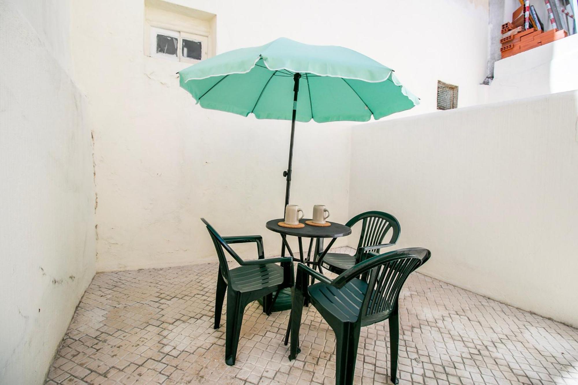 157 A - Charming Santos Wpatio * Lisbon